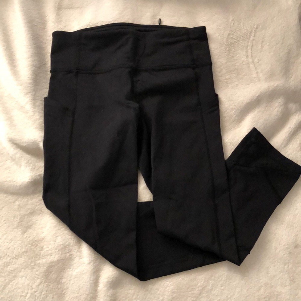 Lululemon crop size 2-Very Unique✨✨